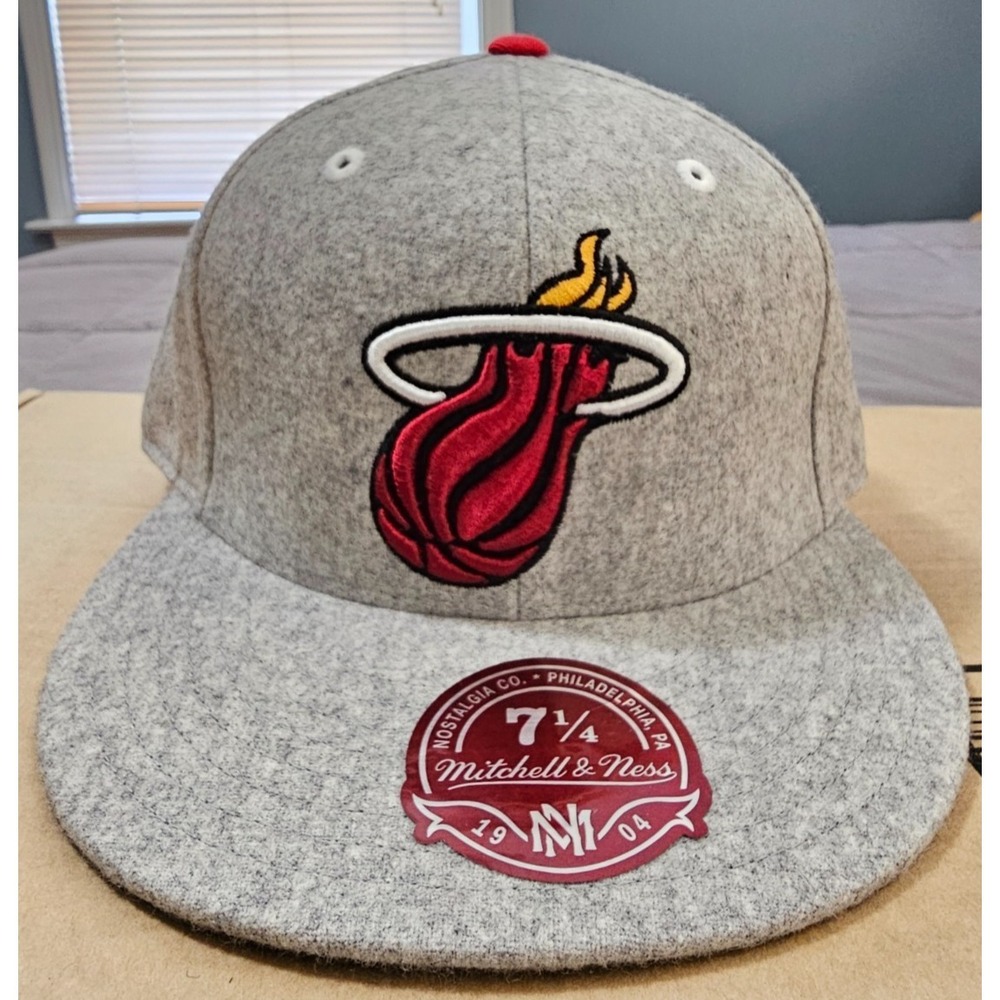 Mitchell & Ness® (SIZE 7 1/4) NBA Miami Heat Hardwood Classics™ Fitted Cap